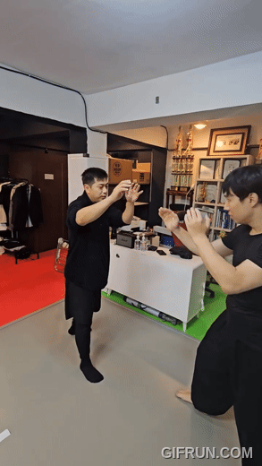 고대세내려치기.gif