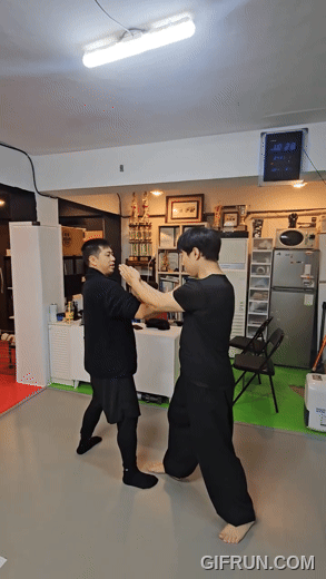 고대세찌르기.gif