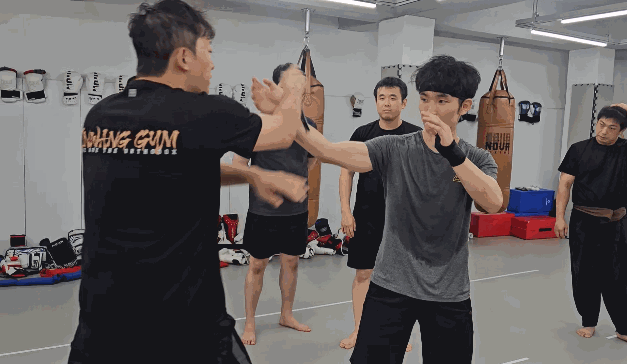 나이프팔짱끼기.gif