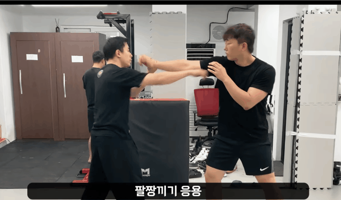 widae_팔짱끼기.gif