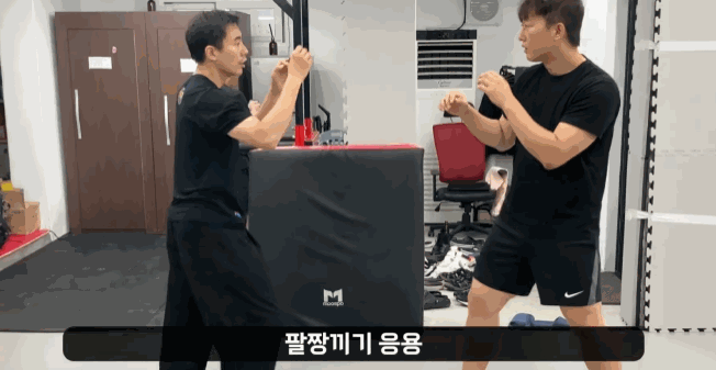 걷어내고타격.gif