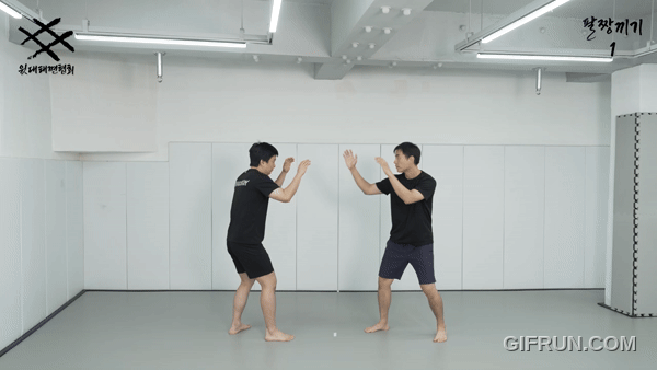 팔짱끼기.gif