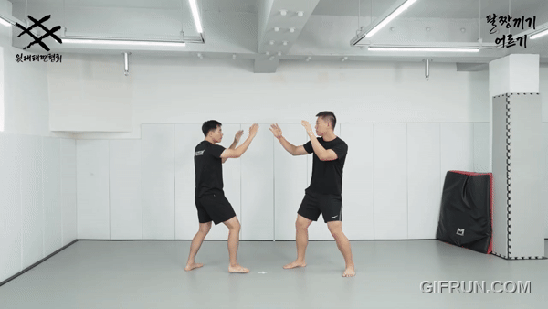 팔짱끼기어르기.gif
