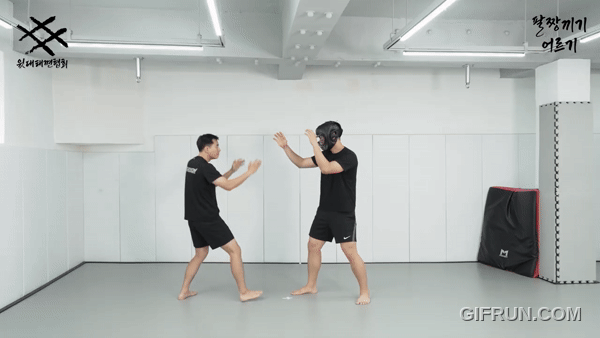 팔짱끼기어르기_면치기.gif