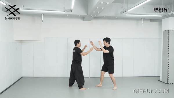 팔짱끼기_맴돌리기.gif