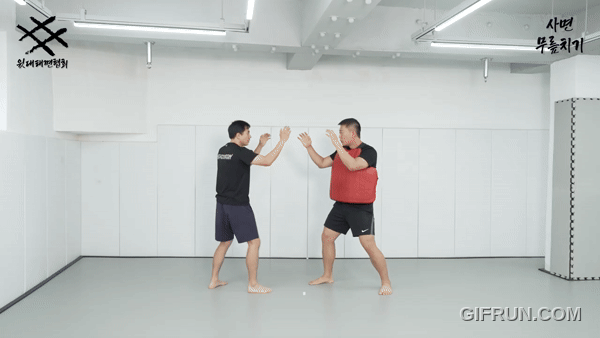 본세 무릎치기(사면).gif