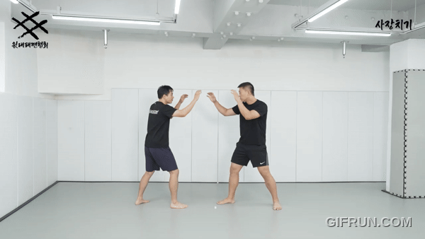 팔짱끼기_사장치기.gif