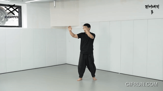 걷어내기 3번.gif